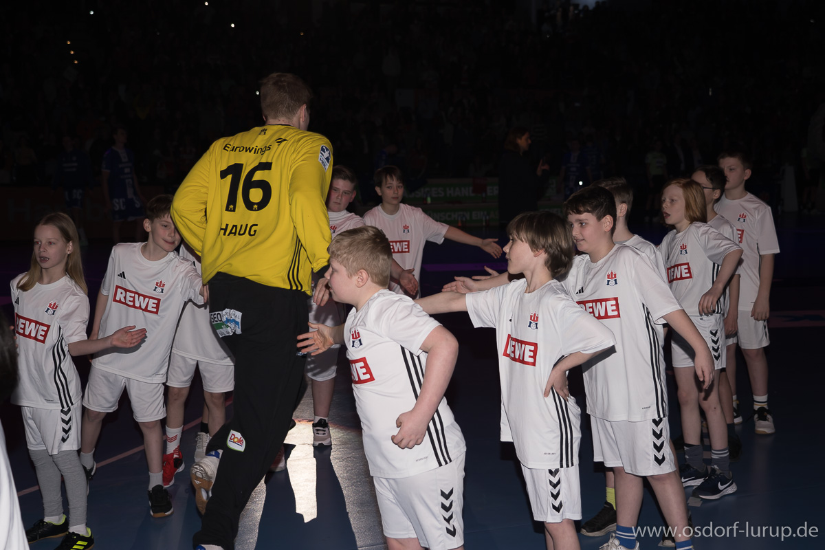Handball-Einlaufkinder klatschen Robin Haug ab